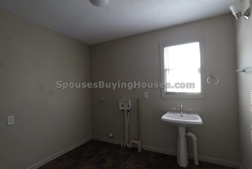 we buy houses for cash Indianapolis Bathroom